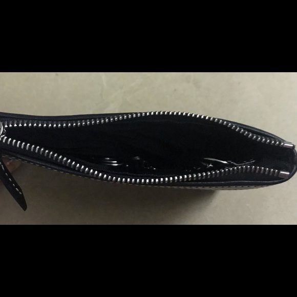 New Dooney & Bourke Wristlet or Clutch with Keychain - Picture 10 of 12